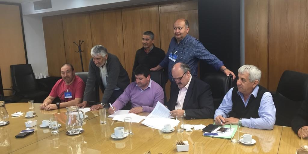 Dirigentes de FESITCARA durante la firma del acuerdo